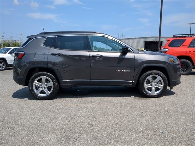 2023 Jeep Compass Latitude photo 3