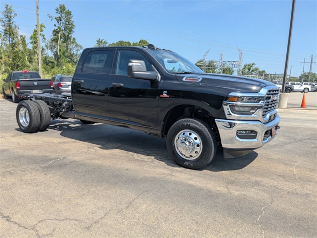 New 2025 Ram 3500 Chassis Cab 3500 TRADESMAN CREW CAB CHASSIS 4X4 60' CA Pickup