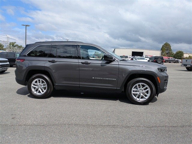 2025 Jeep Grand Cherokee Laredo photo 2
