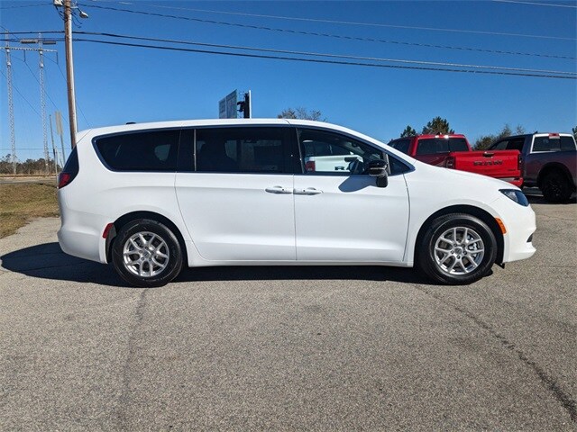 2025 Chrysler Voyager LX photo 3
