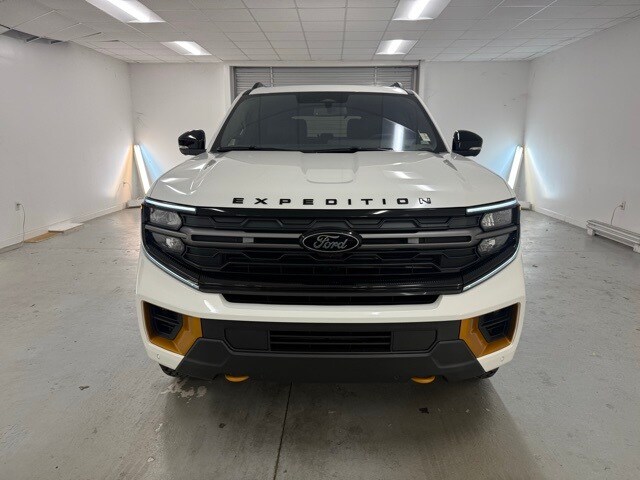 2025 Ford Expedition photo 2