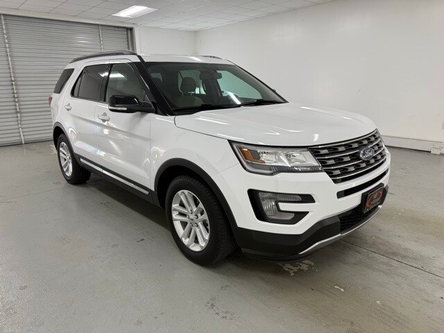 2017 Ford Explorer XLT photo 2