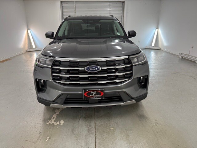 2025 Ford Explorer photo 2