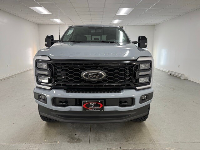 2025 Ford F-250 Lariat photo 2