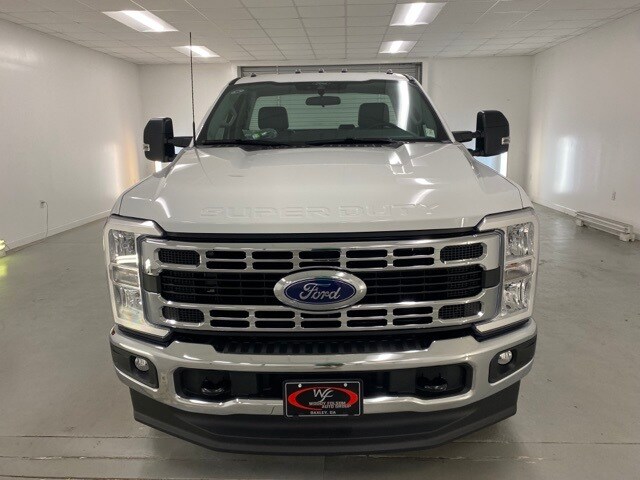 2025 Ford F-350 photo 2