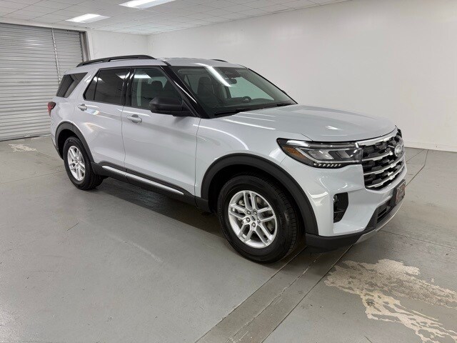 2025 Ford Explorer photo 3