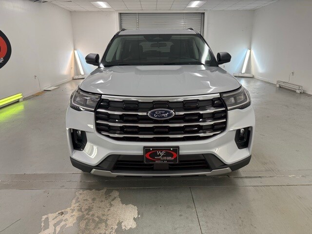 2025 Ford Explorer photo 2