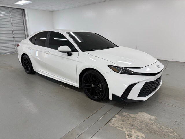 2025 Toyota Camry SE photo 3
