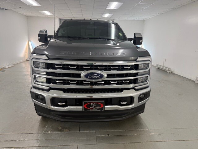 2023 Ford F-250 Lariat photo 2