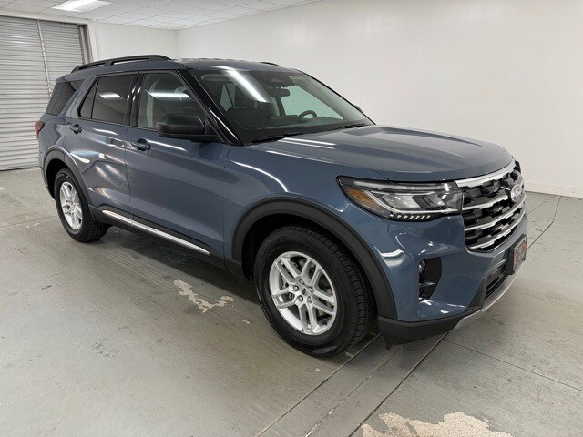 2025 Ford Explorer photo 2