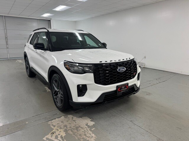 2025 Ford Explorer ST photo 3