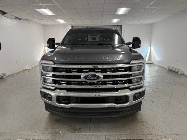 2025 Ford F-350 Lariat photo 2