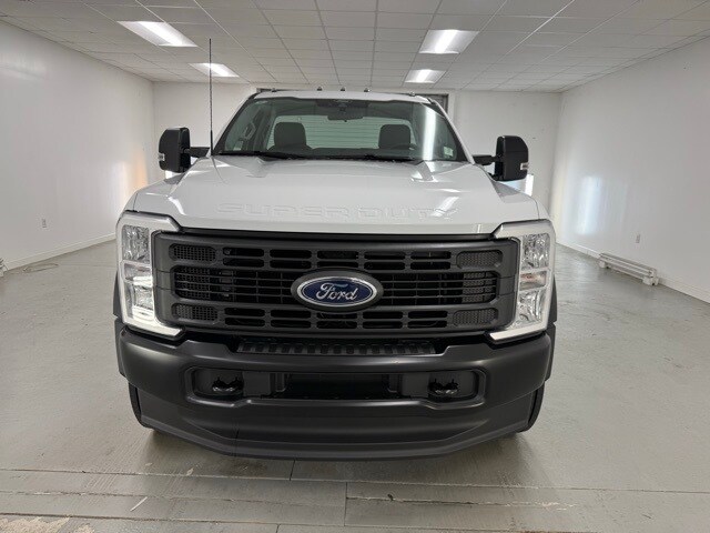 2025 Ford F-600 photo 2