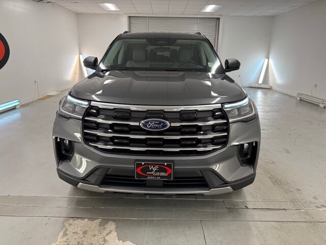 2025 Ford Explorer photo 2