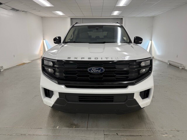 2025 Ford Expedition photo 2