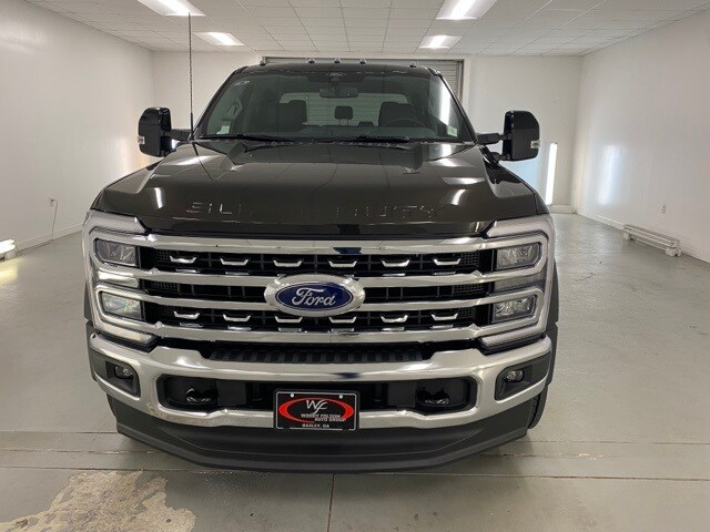 2025 Ford F-450 Lariat photo 2