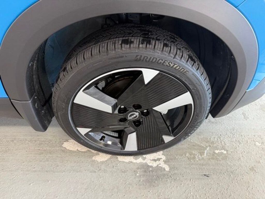 New 2025 Nissan Kicks SR SUV