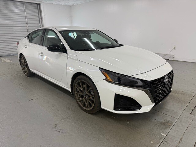 2025 Nissan Altima SR photo 3