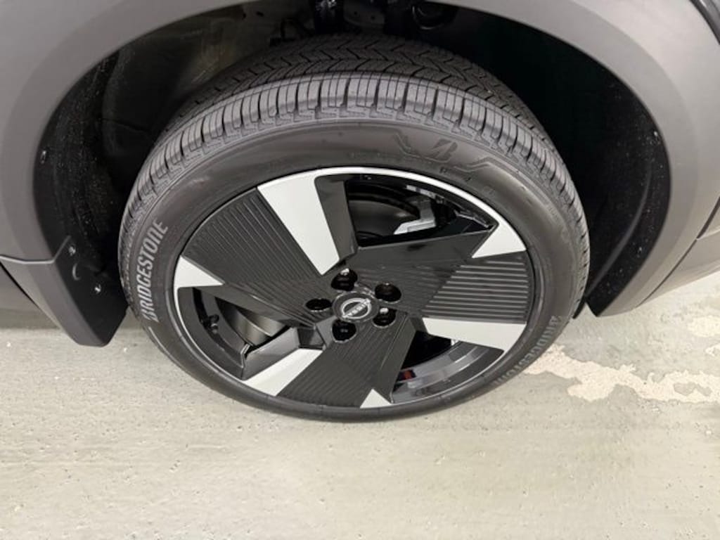 New 2025 Nissan Kicks SR SUV