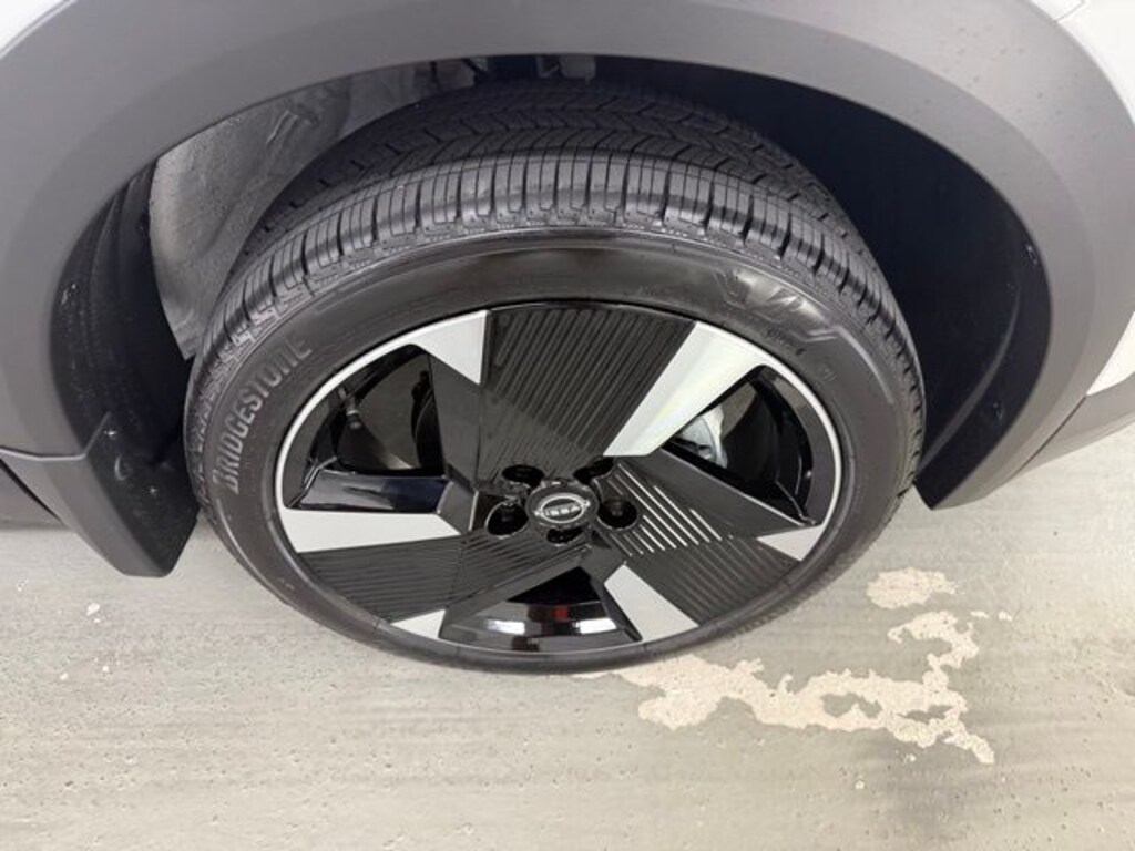 New 2025 Nissan Kicks SR SUV