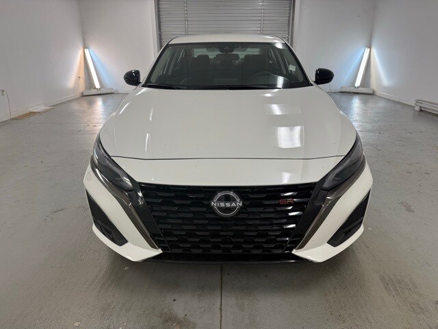 2025 Nissan Altima SR photo 2