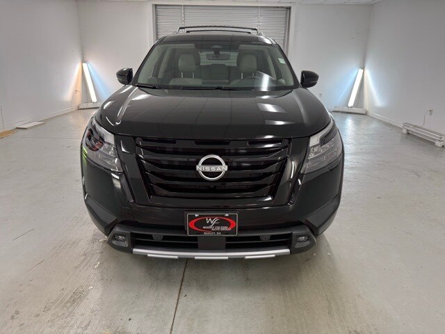 2025 Nissan Pathfinder SL photo 2