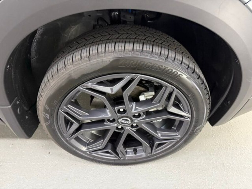 New 2025 Nissan Kicks SR SUV