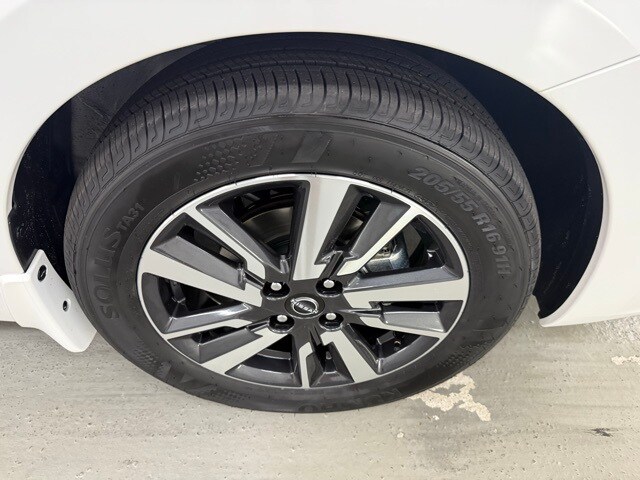 2025 Nissan Versa 1.6 SV photo 4