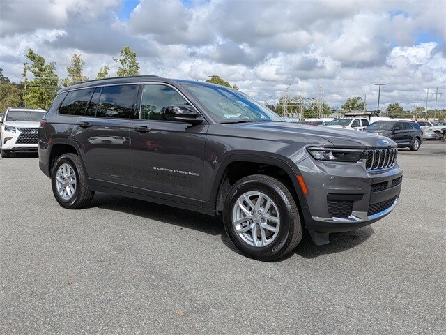 2025 Jeep Grand Cherokee Laredo photo 2