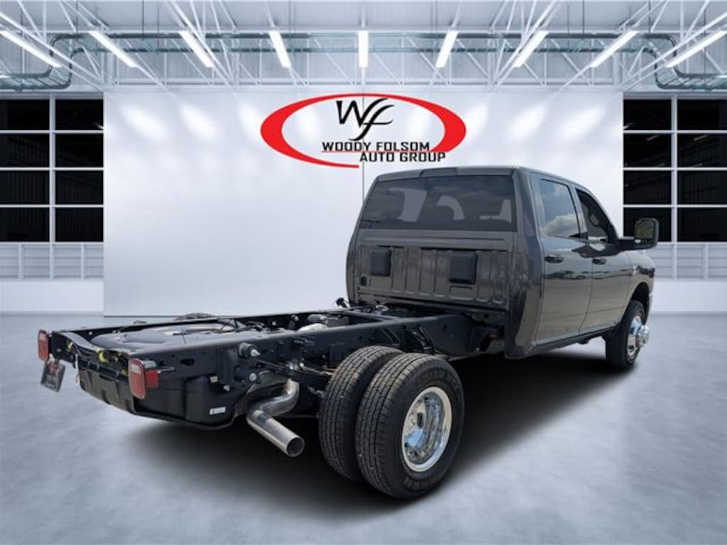 New 2026 Ram 3500 TRADESMAN CREW CAB CHASSIS 4X4 60' CA Pickup