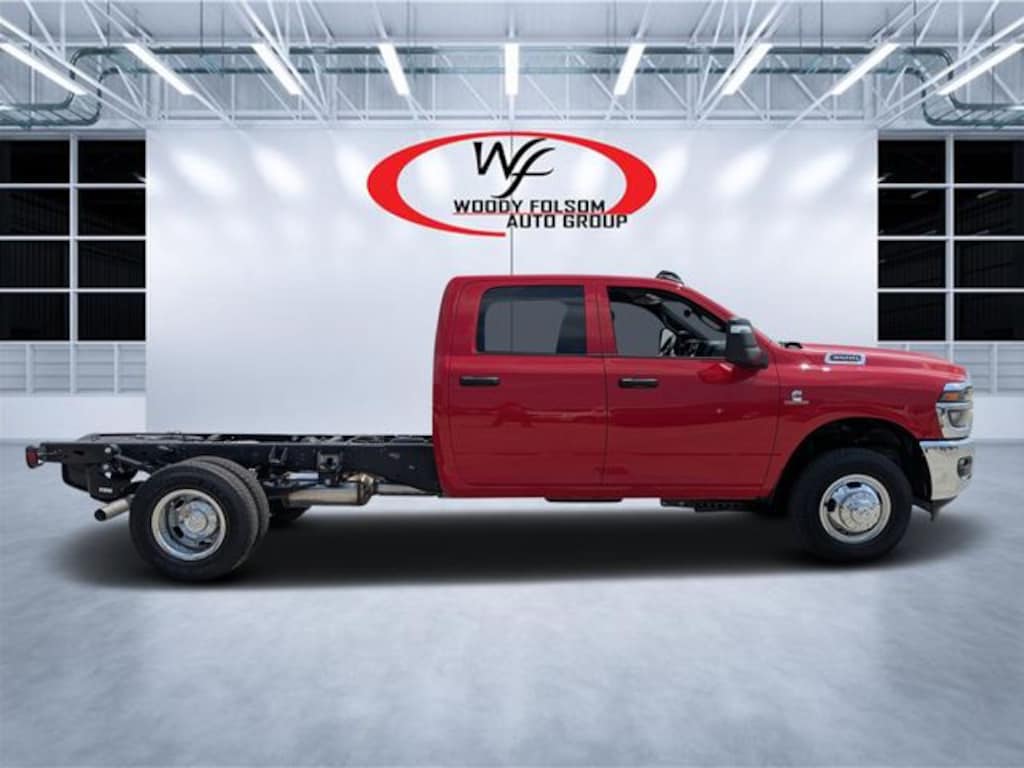 New 2026 Ram 3500 TRADESMAN CREW CAB CHASSIS 4X4 60' CA Pickup