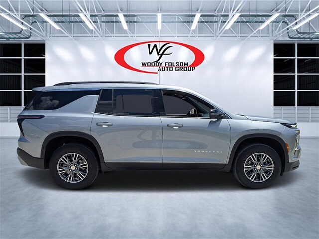 2025 Chevrolet Traverse photo 2