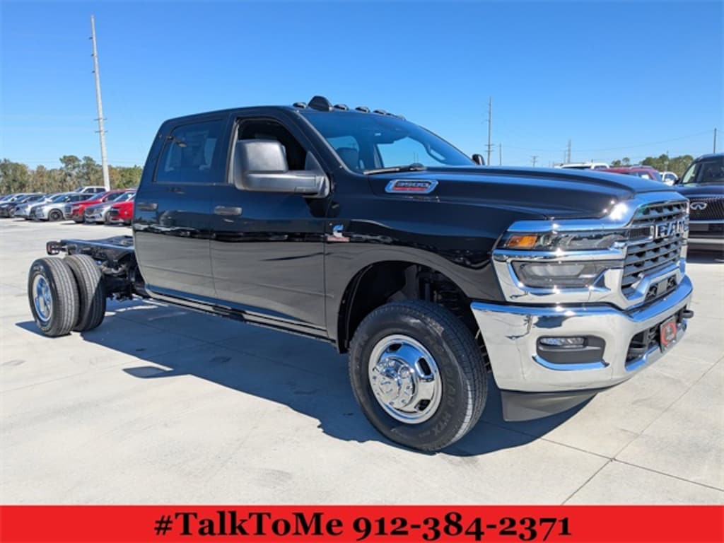 New 2026 Ram 3500 Chassis Cab 3500 TRADESMAN CREW CAB CHASSIS 4X4 60' CA Pickup