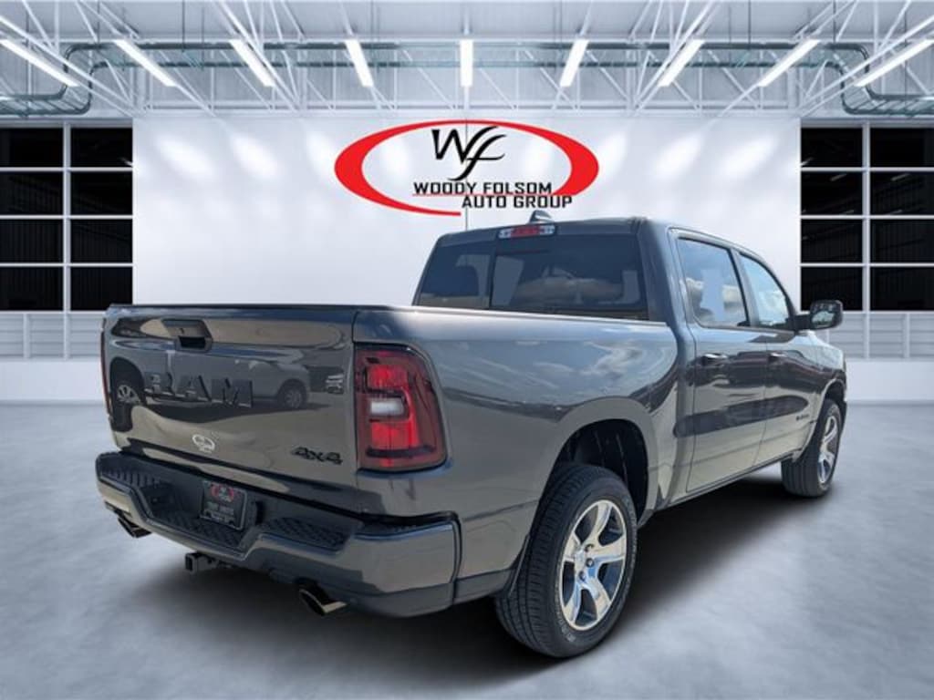 New 2026 Ram 1500 EXPRESS CREW CAB 4X4 5'7 BOX Pickup