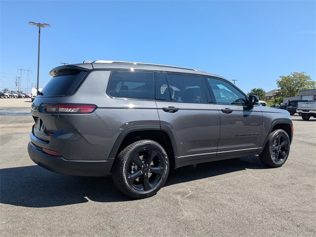 2025 Jeep Grand Cherokee Limited Sport photo 3