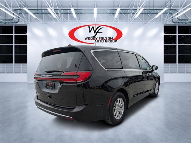 2025 Chrysler Pacifica photo 3