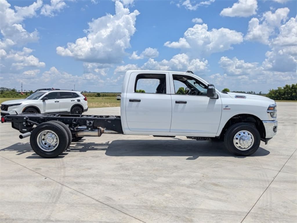 New 2025 Ram 3500 Chassis Cab 3500 TRADESMAN CREW CAB CHASSIS 4X4 60' CA Pickup