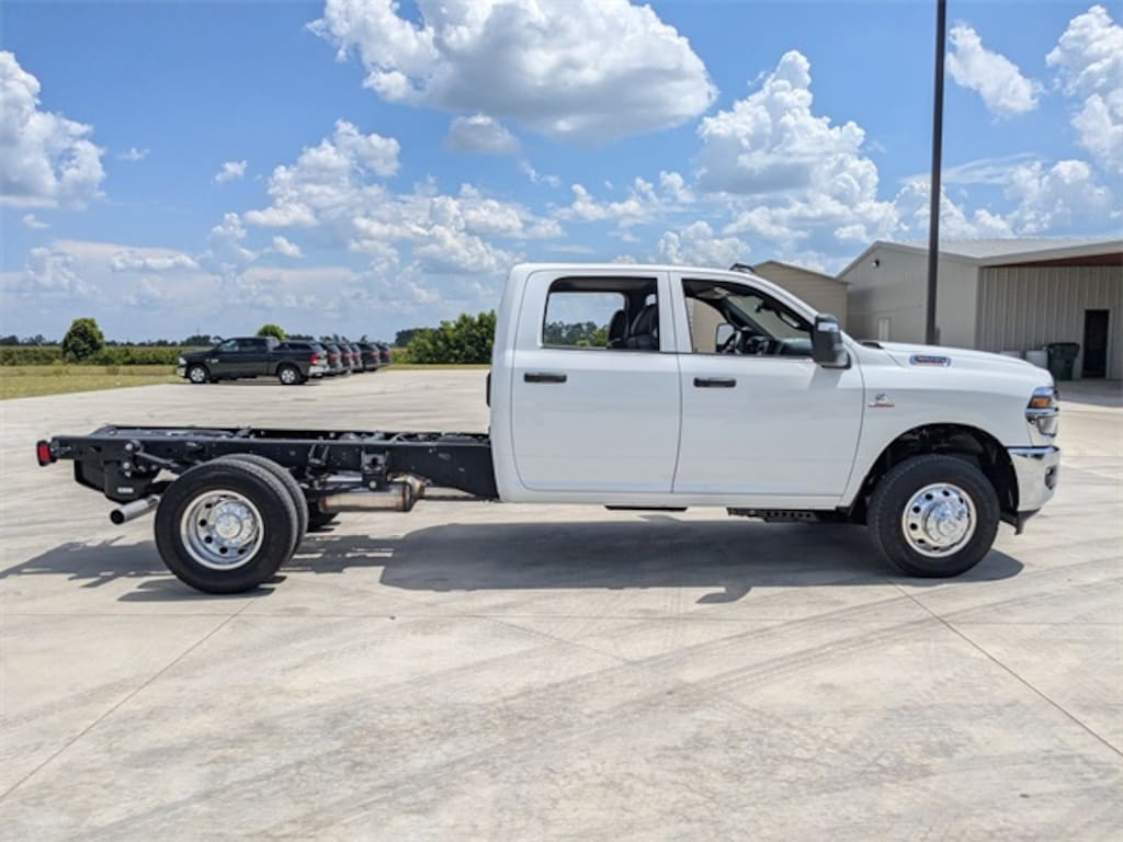 New 2025 Ram 3500 Chassis Cab 3500 TRADESMAN CREW CAB CHASSIS 4X4 60' CA Pickup