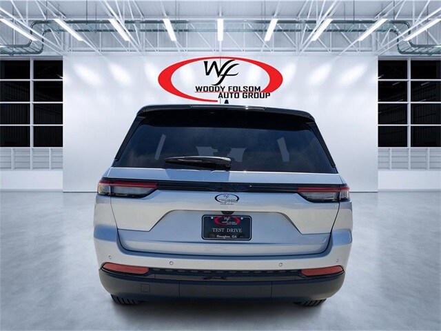 2025 Jeep Grand Cherokee Altitude photo 3