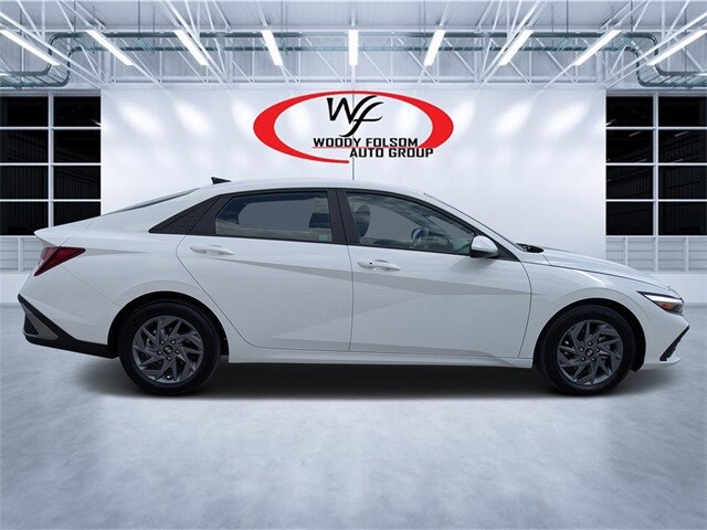 2024 Hyundai Elantra SEL photo 2