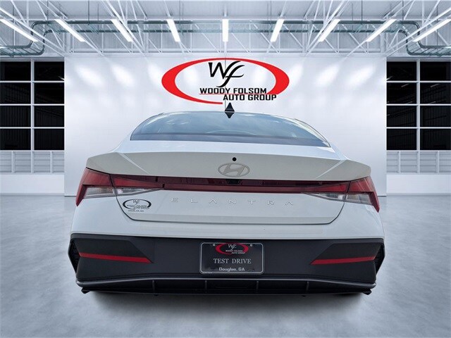 2024 Hyundai Elantra SEL photo 3