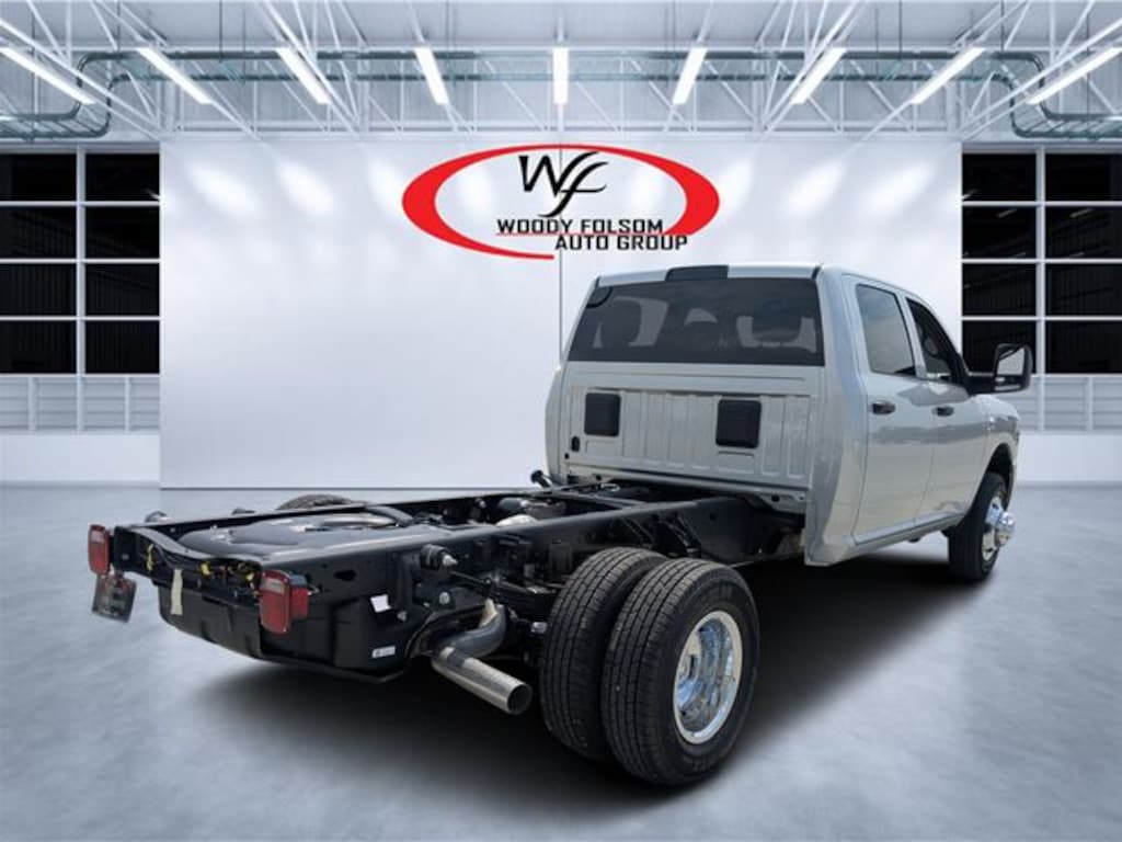 New 2026 Ram 3500 TRADESMAN CREW CAB CHASSIS 4X4 60' CA Pickup
