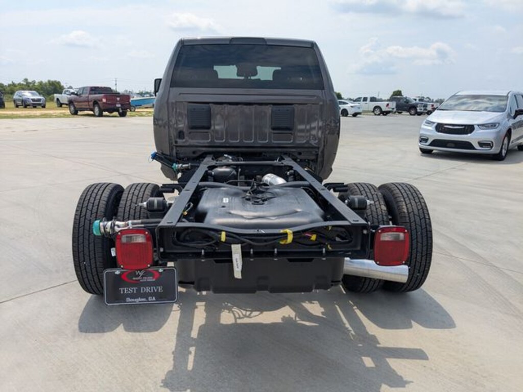 New 2026 Ram 3500 Chassis Cab TRADESMAN CREW 4X4 60' CA Pickup