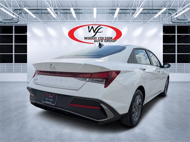 2024 Hyundai Elantra SEL photo 2