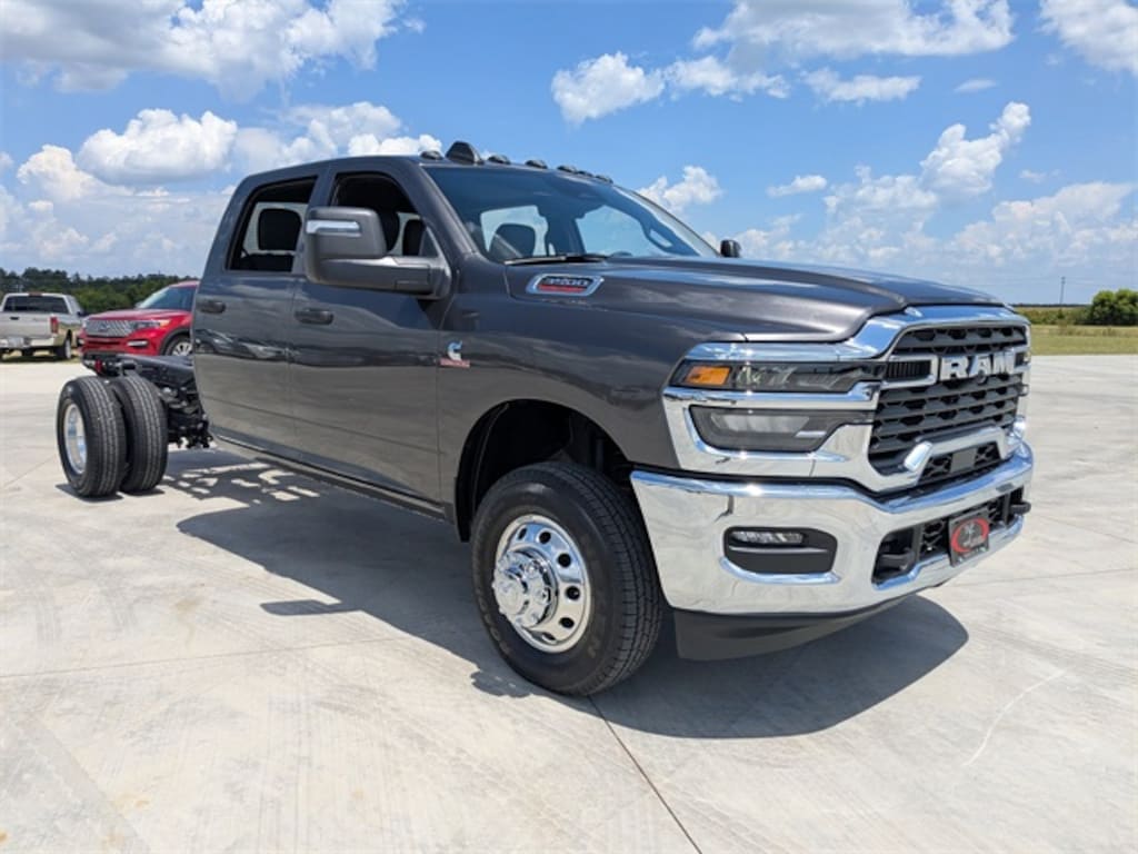 New 2025 Ram 3500 Chassis Cab 3500 TRADESMAN CREW CAB CHASSIS 4X4 60' CA Pickup