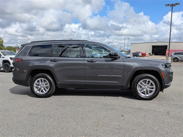 2025 Jeep Grand Cherokee Laredo photo 3