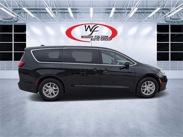 2025 Chrysler Pacifica photo 2