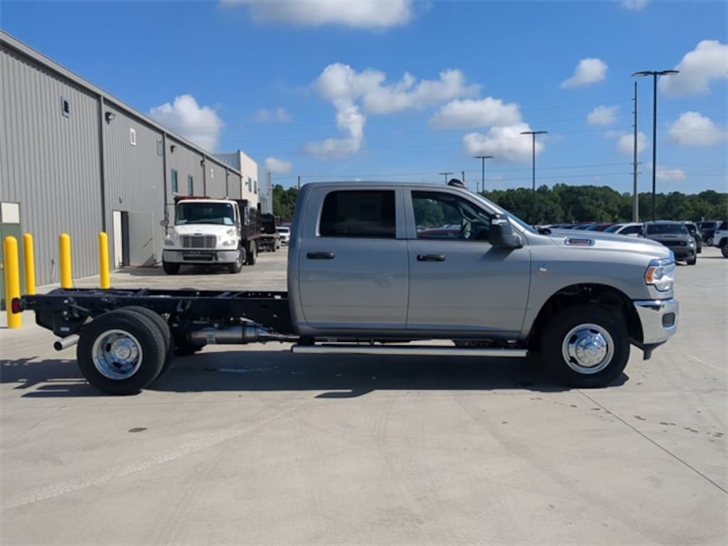 New 2024 Ram 3500 Chassis Cab 3500 TRADESMAN CREW CAB CHASSIS 4X4 60' CA Pickup