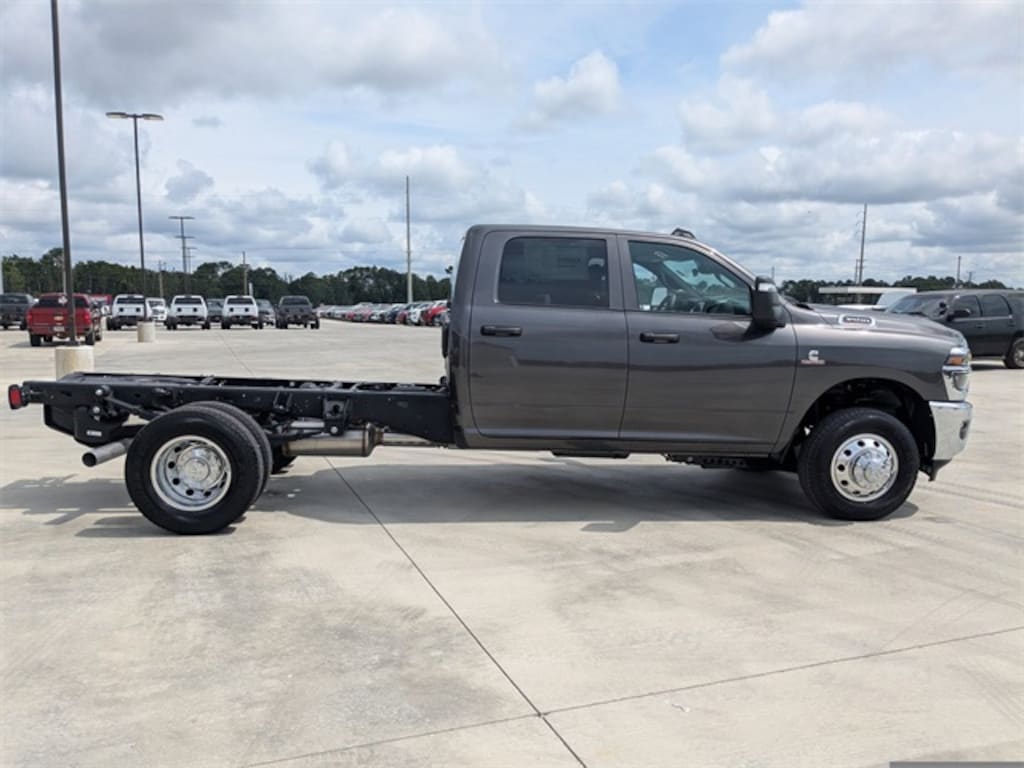 New 2025 Ram 3500 Chassis Cab 3500 TRADESMAN CREW CAB CHASSIS 4X4 60' CA Pickup