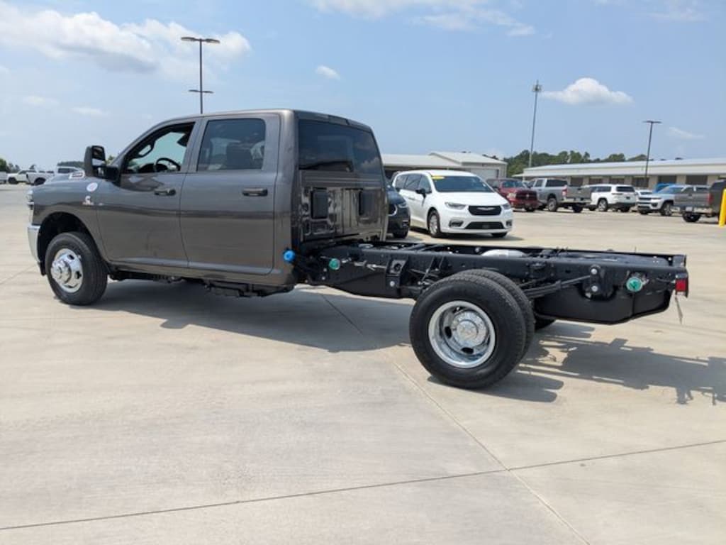 New 2026 Ram 3500 Chassis Cab TRADESMAN CREW 4X4 60' CA Pickup